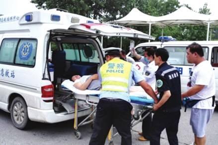 命懸一線牽動人心，救護(hù)車臨危不亂治病救人_